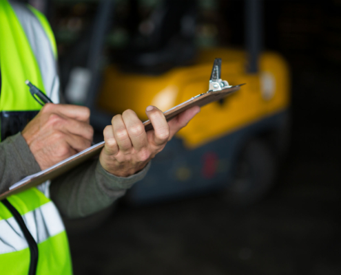 Inspektor UDT sprawdzający sprzęt i dokumentację