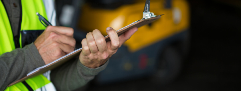 Inspektor UDT sprawdzający sprzęt i dokumentację