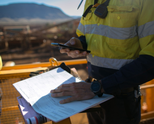 Mężczyzna sprawdzający dokumentacje UDT