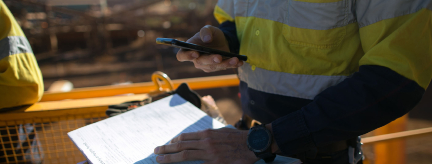 Mężczyzna sprawdzający dokumentacje UDT