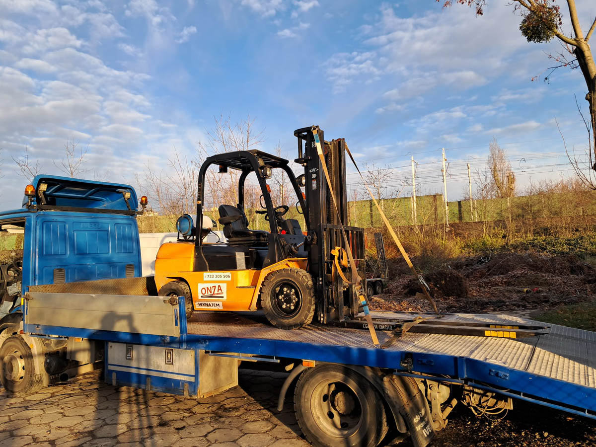 Wózek widłowy przygotowany do transportu na samochodzie dostawczym
