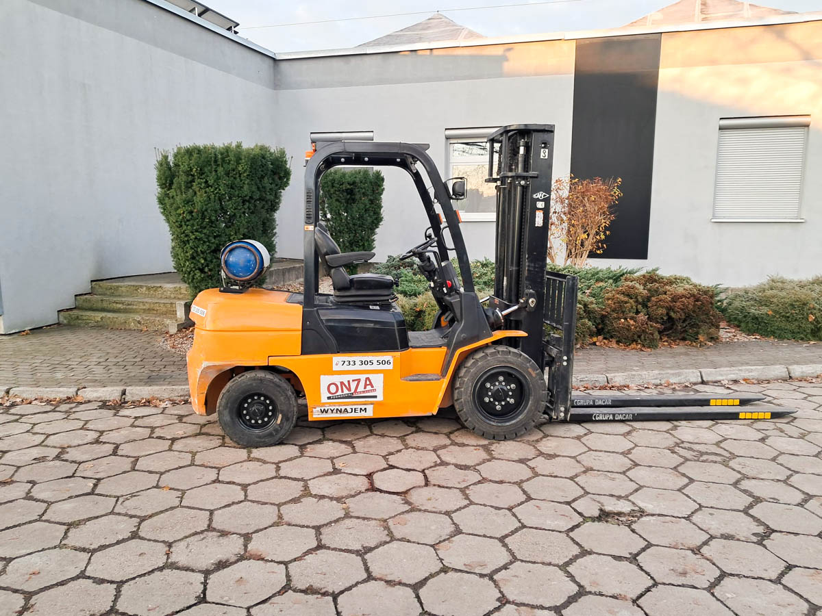 Wózek widłowy pod siedzibą firmy Onza