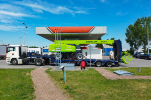 Duży zielony podnośnik podczas transportu