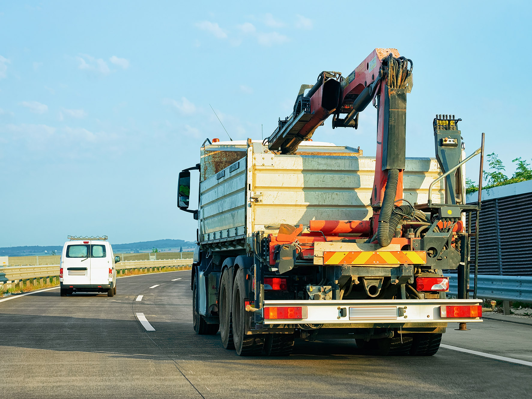 Szkolenia na HDS - ciężarówka na autostradzie Ciężarówka jadąca po autostradzie z HDS