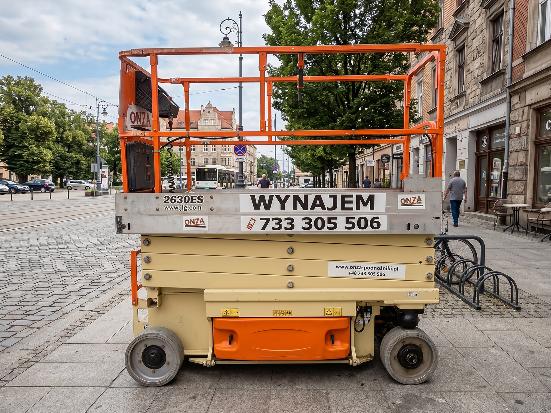 Wynajem podnośników Gliwice_0007_podnosnik w miescie