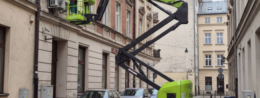 Praca na podnośniku w trudnodostępnym miejscu w mieście